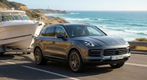 ontdek hoe een porsche cayenne ev moeiteloos een boot over een afstand van 250 km trekt, en ervaar de kracht en efficiëntie van deze elektrische suv.